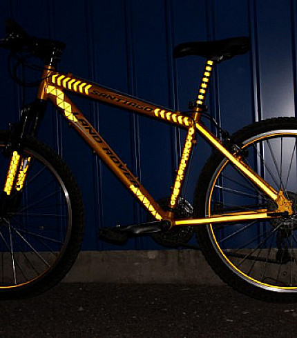Навіщо потрібні світловідбиваючі наліпки для велосипеда і якими вони бувають