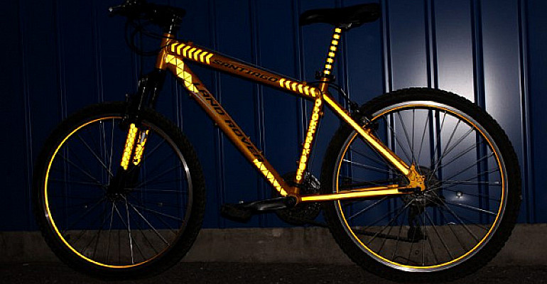 Навіщо потрібні світловідбиваючі наліпки для велосипеда і якими вони бувають